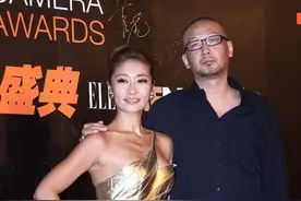 梁静在老公身边也不遮掩，裹身裙秀出苗条身形，气质挺高级的图片