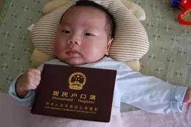 爸爸给孩子取名“东风”，护士手误少写一笔，妈妈大喜：咱不改了图片