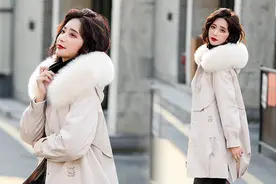 寒冬季节，百搭的“大毛领羽绒棉服”，时髦不冻人，怎么搭都好看图片