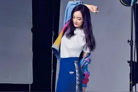 堆堆袜不火了，杨幂的“夹心袜”引领时尚潮流，百变穿搭还减龄图片