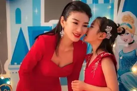 黄奕8岁女儿终于长开了！穿红裙化身美艳精灵，竟然比人鱼公主都美图片