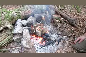 在户外没有锅怎么办，手把手，教您巧用树皮做锅，像艘船一样的锅视频封面
