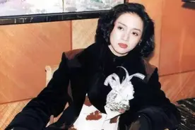 她身披铠甲，内心有汹涌的悲伤图片