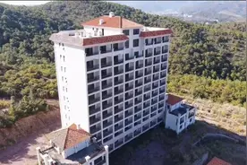 大山建有高层建筑，荒废了10多年，跟女友露营被吓跑图片