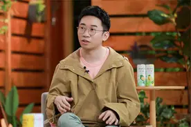 杨迪走红纯属意外？那你也太颜控了吧，穿西装戴眼镜的他也超帅图片