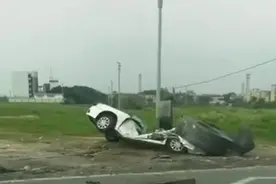 佛山一货车钢卷滚落碾压小轿车致2人死亡 肇事司机被控制图片