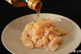 想要鸡胸肉不柴，切的时候拍打几下，调一碗料汁，减肥的人也爱吃图片