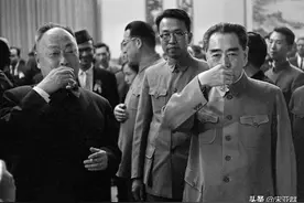 陈毅是元帅中的文人，他为何能镇住华野的强兵悍将？图片