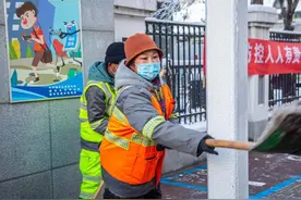她累计清雪超45小时，外套冻出硬冰壳图片