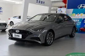 2.0T+8AT，外观怪异的合资中型车，带你看现代索纳塔图片