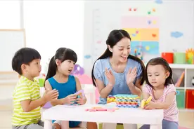 幼师露文身惹家长质疑，“怎么当的老师？”有文身就不是好老师？图片