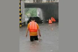 韩庄桥洞积水一米深 防汛办工作人员冒雨营救被困司机图片