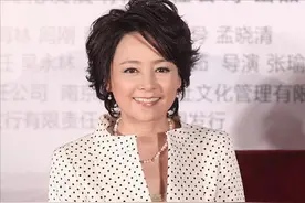 张瑜真的63了吗？穿一身波点西装套裙配短发，看着高级还不显老图片