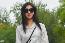 白衬衫+黑色包臀裙，适合上班族的夏季通勤装，优雅舒适显身材图片