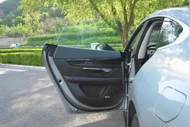 这种行为很伤车，切忌不要使劲大力关车门图片