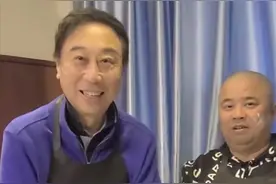 63岁冯巩冬至晒视频，妻子孙子都不在身旁，仅有徒弟大头哥陪伴图片