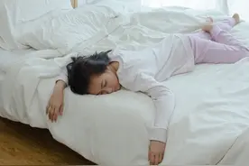 睡觉经常翻身，恐是睡眠呼吸中止症！整晚侧睡不再打呼了图片