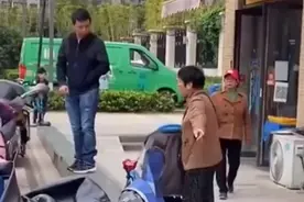 江西一大妈怒摔婴儿车，车内孩子吓得号啕大哭，场面让人气愤图片