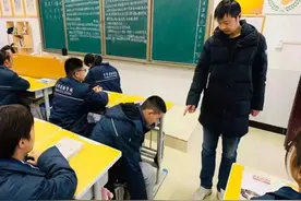 不慎打碎学生“上万元”的杯子，家长要求老师全款赔偿，这合理吗图片