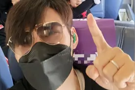 严屹宽晒一家三口合照，霸气回怼婚变谣言！大方表示只为女儿分心图片