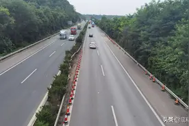 探访甘肃平凉致13人死亡客车：核载63人，车架完好，座位整齐，很多安全带未打开图片