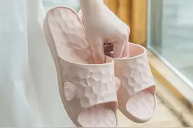 月销200万的拖鞋，灵感来自水立方，“踩屎感”拥有双倍快乐图片