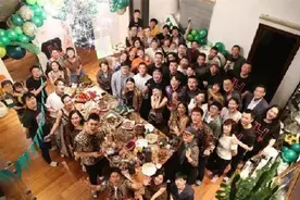 看刘欢上亿豪宅我酸了，客厅能开上百人派对，度假风沙发太抢眼图片