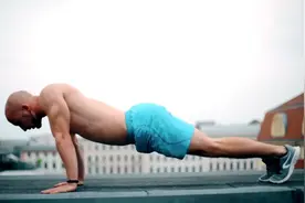 如何做一个标准的俯卧撑图片