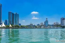福建厦门的碧海蓝天，水天一色的蓝林立的高楼大厦城市风光很迷人图片