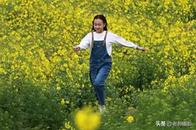 油菜花丛中的小道上快乐的女孩图片