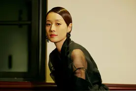 马伊琍终于认真打扮自己，穿黑纱裙优雅又高级，44岁美出国际范图片
