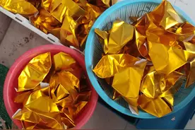 2020多灾多难，一心向佛的老人一人折了两千多个金元宝来保平安图片