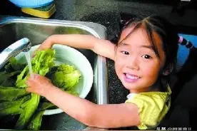 三岁小孩在烧烤摊送啤酒，是懂事还是被生活所迫？图片