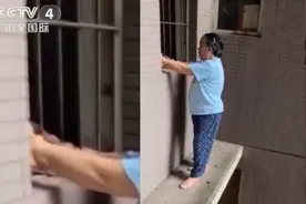 八旬老太为救爱猫涉险翻窗被困窗外图片