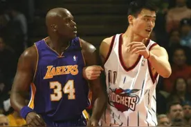 姚明第一次遇到奥尼尔，砍下10分10板6帽，鲨鱼什么表现？图片