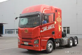 带卫生间的重卡见过吗 解放JH6 6×4平头牵引车 还有索尼高清电视图片