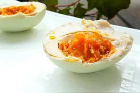 腌咸鸭蛋，就只放盐？学会这2招，时间快起沙又流油图片