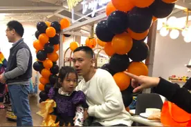 高云翔现身董璇餐厅，搂着女儿不松手，皮肤黑留寸头被认错成经理图片