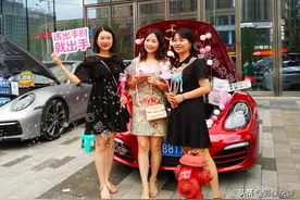 长沙金茂览秀城，美女开保时捷摆地摊人气火爆，网友：体验生活？图片