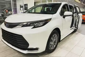 配置最强丰田塞纳亮相，双电动门+全时四驱，2.5混动油耗7升图片