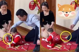 1岁宝宝“抓周”就能定未来？萌娃拒绝爸爸塞书，动作干脆利落图片