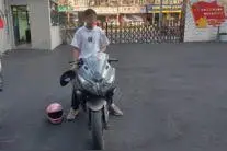 深圳男孩骑摩托车“炸街”事后还去网咖上网图片