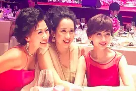 朱玲玲为人低调，帮霍启刚带娃也不对外邀功，郭晶晶却对镜盛赞图片