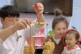 “超馋嘴”爸爸“公平分鸡”火了，最后就剩下鸡架，女儿眼神亮了图片