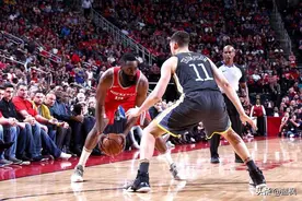 18年西决勇士打火箭，谁还记得德帅奇葩换人？保罗气得直捶板凳图片