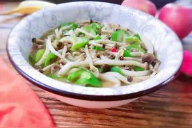 丝瓜与蟹味菇搭配，嫩滑鲜美，秋天吃着滋润，上桌连汤汁都喝光图片