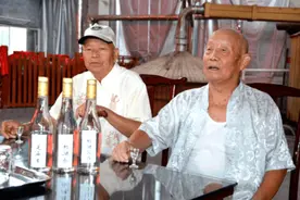 一喝白酒就醉？那是你没掌握诀窍！行家给出正确喝法，别再乱喝了图片