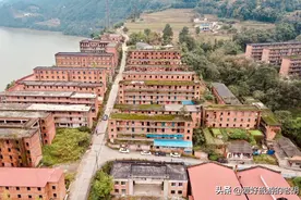 四川乐山105栋楼房被废弃，医院学校银行齐全，如今到处荒草丛生图片