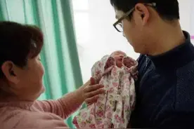 爷爷给娃取名“逸风”，护士手误少写一笔，妈妈看后夸“错的好”图片