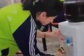 山西一中学饮水机变身饮醋机，学生拿水瓶接醋图片